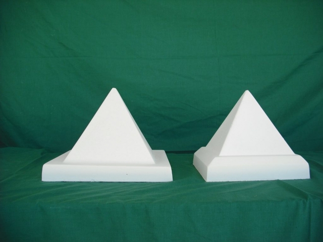 De izquierda a derecha: Pirámides 26x26x21cm; 22x22x20 cm. - Balaustre Sol